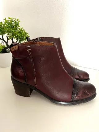 Botines de piel con un diseño elegante y versátil.