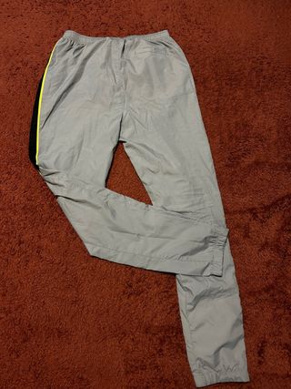 Pantalones deportivos grises con raya lateral