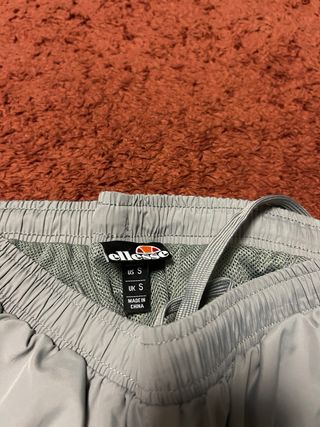 Pantalones deportivos grises con raya lateral