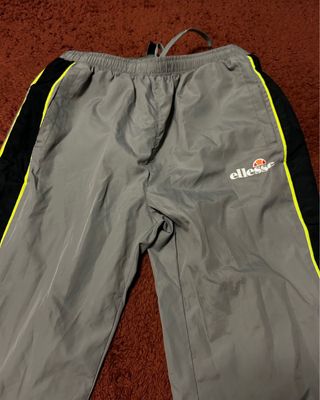 Pantalones deportivos grises con raya lateral