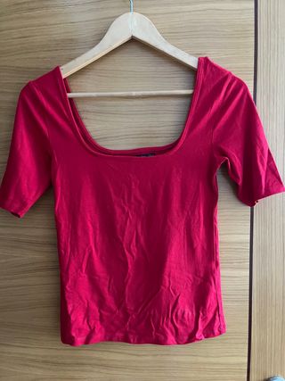 Top rojo Stradivarius escote cuadrado