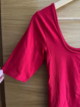 Top rojo Stradivarius escote cuadrado