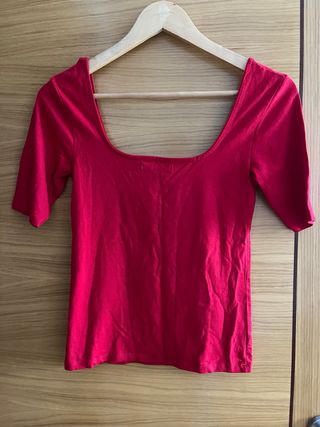 Top rojo Stradivarius escote cuadrado