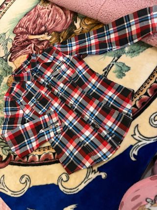 Camisa de cuadros roja y negra