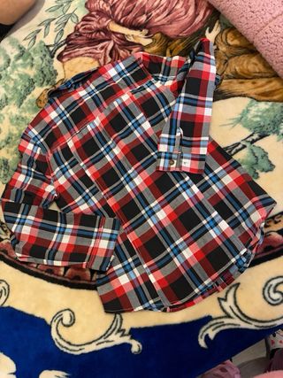 Camisa de cuadros roja y negra