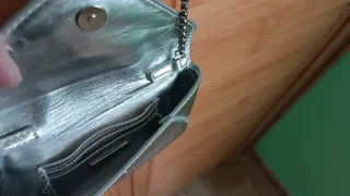 Bolso de fiesta plateado con cadena