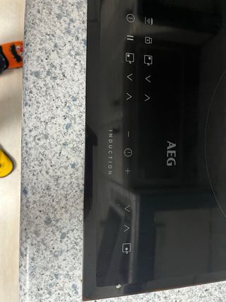 Placa de inducción AEG, golpeada pero funciona