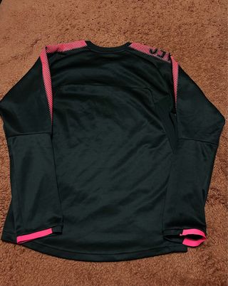 Sudadera negra y rosa
