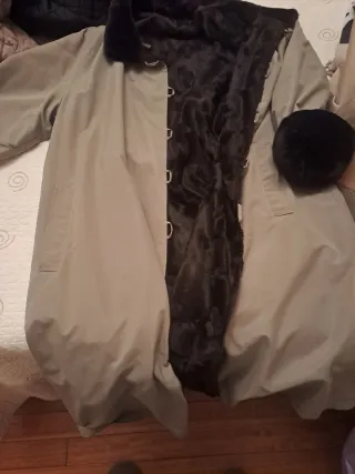 Gabardina reversible beige y negra