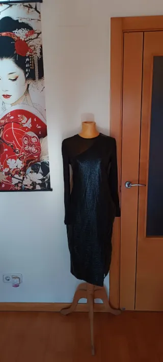 Vestido negro gasa y efecto cocodrilo