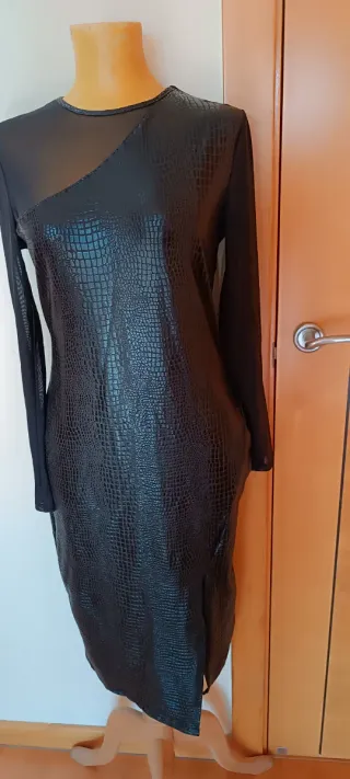 Vestido negro gasa y efecto cocodrilo