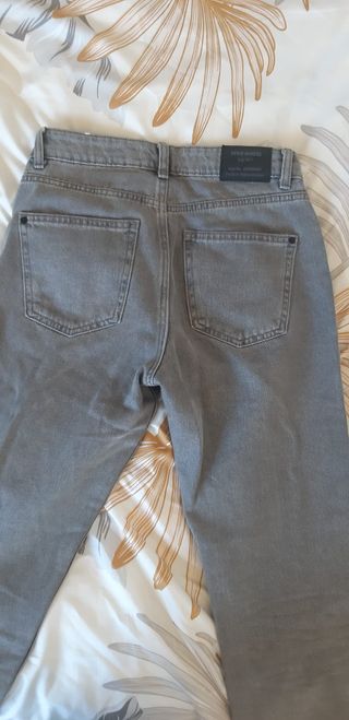 Pantalones vaqueros de cintura alta. Estilo mom je