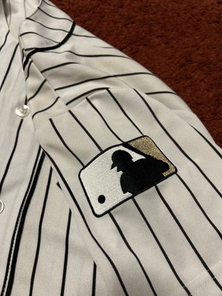 Camiseta de béisbol a rayas