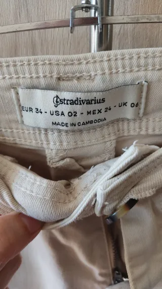 Pantalón Stradivarius beige ancho