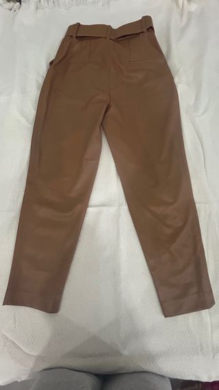 Pantalón Zara polipiel beige cinturón T.XS