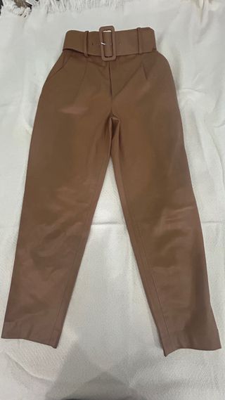 Pantalón Zara polipiel beige cinturón T.XS