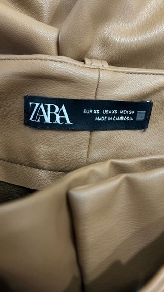 Pantalón Zara polipiel beige cinturón T.XS