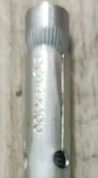 12 Tacos metálicos de anclaje para hormigón.