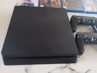 Consola PS4 + 4 Juegos + 2 Mandos  poco uso