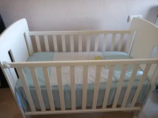 Cuna Micuna blanca con dibujo de jirafa