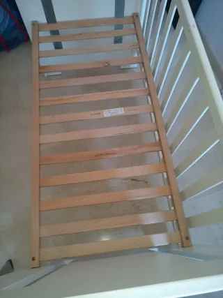 Cuna Micuna blanca con dibujo de jirafa