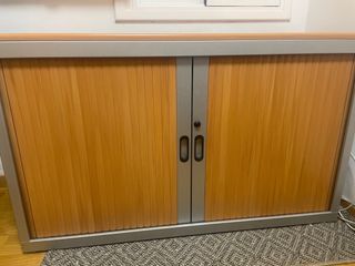 Armadio ufficio con porte scorrevoli in legno e metallo