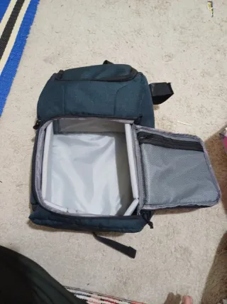 Mochila azul con compartimentos