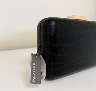 Bolso de mano o clutch, tipo croco, negro, Parfois