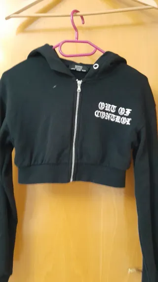 Chaqueta Bershka corta capucha negra Talla XS