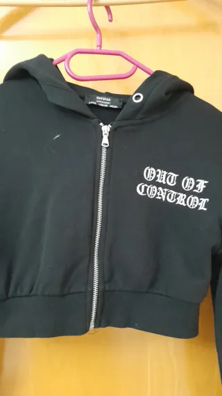 Chaqueta Bershka corta capucha negra Talla XS