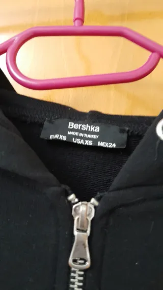 Chaqueta Bershka corta capucha negra Talla XS