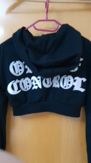 Chaqueta Bershka corta capucha negra Talla XS