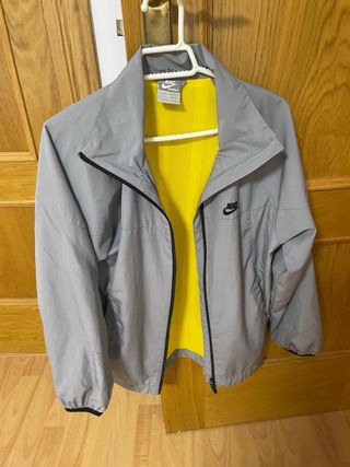 Chaqueta técnica Nike niño gris y amarilla