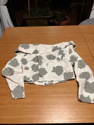 Vestido juvenil escotado estampado.