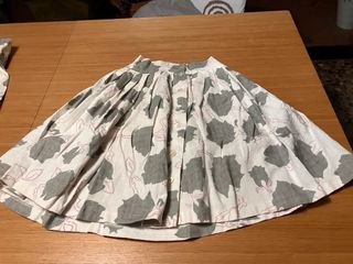 Vestido juvenil escotado estampado.