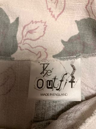 Vestido juvenil escotado estampado.