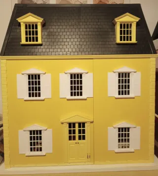 Casa de muñecas amarilla