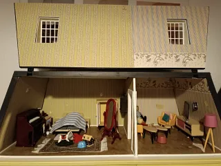 Casa de muñecas amarilla