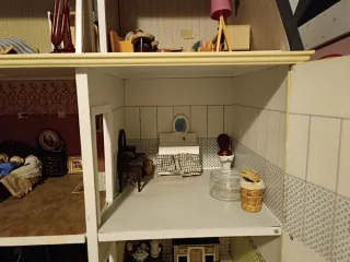 Casa de muñecas amarilla