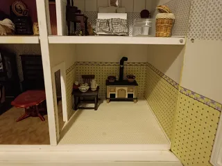 Casa de muñecas amarilla