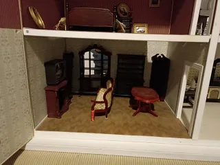 Casa de muñecas amarilla