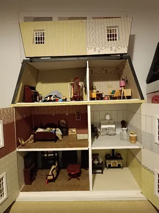 Casa de muñecas amarilla