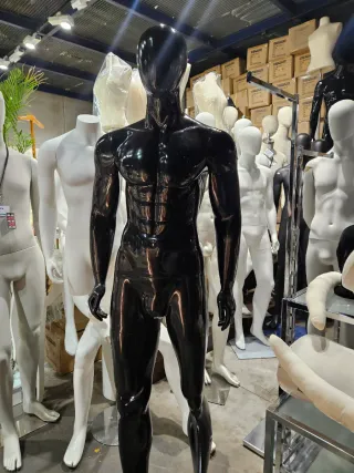 Maniquí hombre musculoso negro brillante