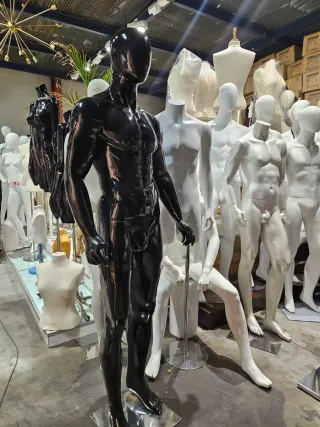 Maniquí hombre musculoso negro brillante