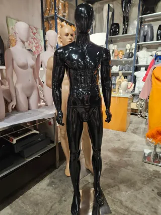 Maniquí hombre musculoso negro brillante