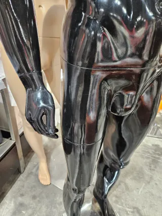 Maniquí hombre musculoso negro brillante