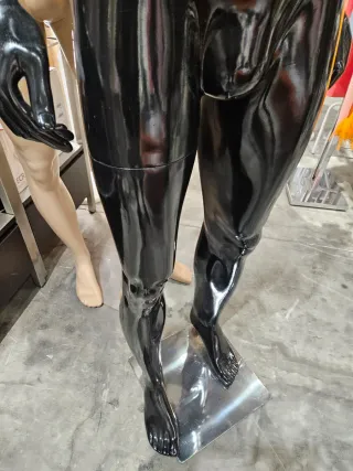 Maniquí hombre musculoso negro brillante