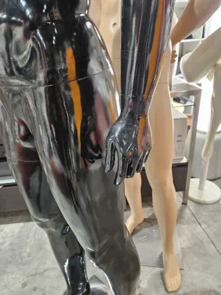 Maniquí hombre musculoso negro brillante