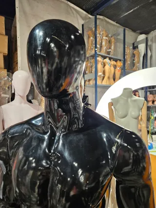Maniquí hombre musculoso negro brillante