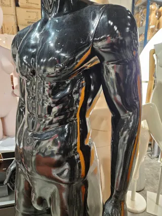 Maniquí hombre musculoso negro brillante